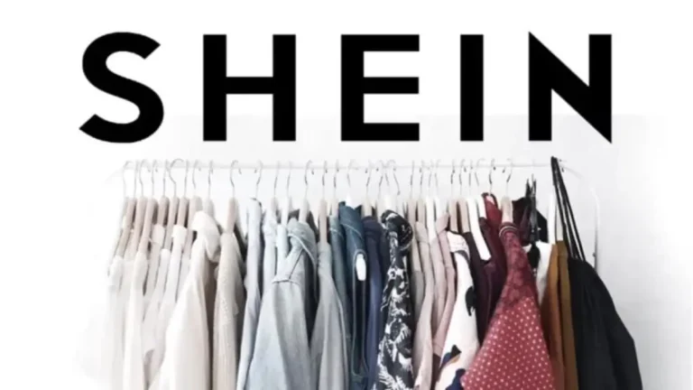 Logo da SHEIN e arara de roupas