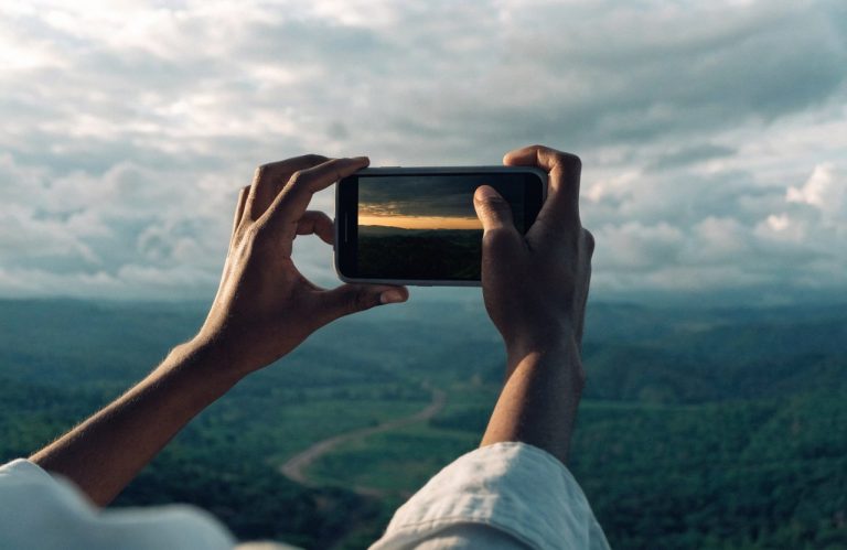 Obnova starých fotografií pomocí umělé inteligence: Co dokáže obnovit a co vynalézá